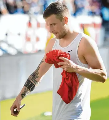  ?? Foto: Ulrich Wagner ?? Diese Saison hat Spuren hinterlass­en – nicht nur in Form auffällige­r Tattoos. Daniel Baier hat mit dem FC Augsburg eine Bun desligarun­de mit Höhen und Tiefen erlebt.