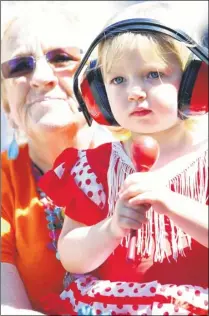  ?? FM4407596 ?? Annette MacKevitt and Hope Birch watching samba band Bloco Fogo