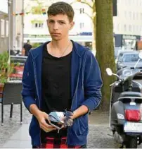  ??  ?? Der junge Israeli Adam A. am Tag nach dem Angriff. In der Hand hält er die Kippa, wegen der er verprügelt wurde. Foto: Jörg Krauthöfer