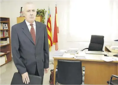  ??  ?? El ya exfiscal jefe de Castellón, José Luis Cuesta, en su despacho de la Ciudad de la Justicia.
GABRIEL UTIEL