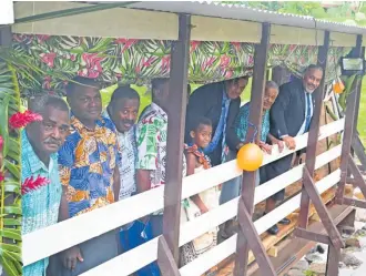  ?? Photo: JAMIL SULEMAN ?? Village members of Vatukarasa pose for a photo on their newly built foot crossing with Minister for Rural and Maritime Developmen­t, Disaster Management Sakiasi Ditoka.