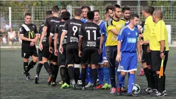  ??  ?? L’ASF et le FCA ont lutté, dimanche, pour remporter le premier derby antibois de la saison.