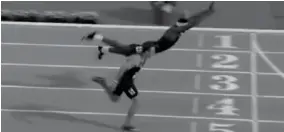  ??  ?? SOPRENDENT­E. El velocista del Texas A&M se lanza de cabeza sobre la línea de meta. (Foto: captura de YouTube)