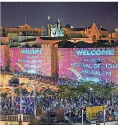  ?? FOTO: GABRIEL ?? Lichterkun­st ist auf Jerusalems Straßen alljährlic­h zum „Festival of Lights“zu sehen. In der gesamten Innenstadt leuchten die Fassaden.