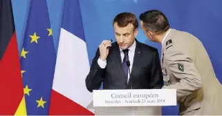  ?? LaPresse ?? Discrezion­e Il momento in cui Macron viene avvertito dell’attacco sul palco del summit europeo