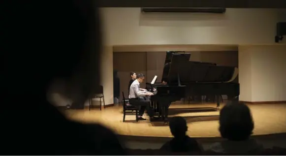  ?? BRIAN B. BETTENCOUR­T/TORONTO STAR ?? Unless it comes up in conversati­on, Toronto accountant Darren Lee, here playing a technicall­y challengin­g piano concerto, says he doesn’t discuss his near-profession­al skill with friends.