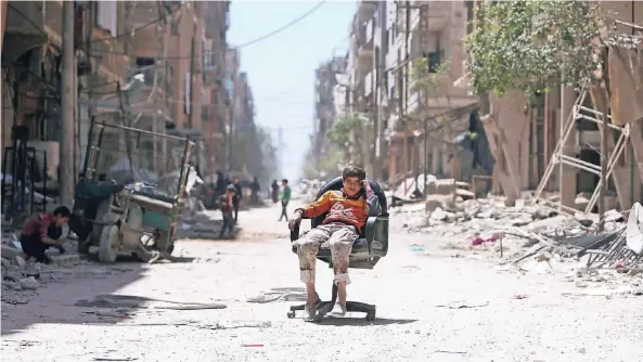  ?? FOTO: REUTERS ?? Die syrische Stadt Duma nahe Damaskus liegt wie viele andere Städte im Land in Schutt und Asche. Die meisten Eigentümer der zerstörten Gebäude sind auf der Flucht – oder tot.