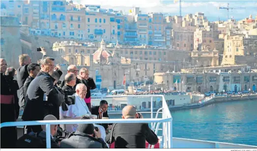  ?? ANDREAS SOLARO / EFE ?? El papa Francisco abandona ayer un ferry el puerto de La Valeta camino de la isla de Gozo en el primer día de su visita a Malta.