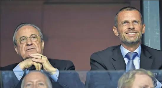  ??  ?? Florentino Pérez y Aleksander Ceferin, presidente de la UEFA, en un partido de Champions en el palco del Santiago Bernabéu.