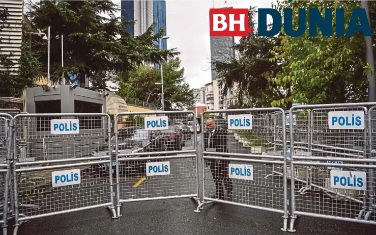  ??  ?? Konsulat Arab Saudi di Istanbul meletakkan pagar keselamata­n di laluan masuk.
