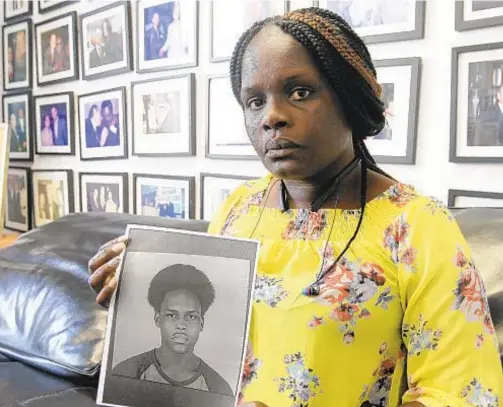  ?? JESSE WARD/FOR NEW YORK DAILY NEWS ?? Louna Dennis holds photo of her slain son Matthew McCree, who was stabbed in Bronx classroom last September. She is filing a $25 million lawsuit against the city, claiming authoritie­s knew his accused assailant had been carrying a knife and did nothing to prevent the tragedy.