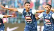  ?? DARMONO/RADAR MALANG ?? MENANJAK: Striker Arema Dedik Setiawan merayakan gol tunggal yang dicetaknya ke gawang Persela di Stadion Kanjuruhan, Kabupaten Malang, kemarin.