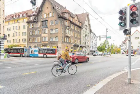  ?? FOTO: LEO BOESINGER ?? Auf dem Fahrrad und in Bussen sind die Menschen in St. Gallen bislang besonders schnell unterwegs. Bald könnten aber deutlich mehr Autos auf die Straßen kommen.