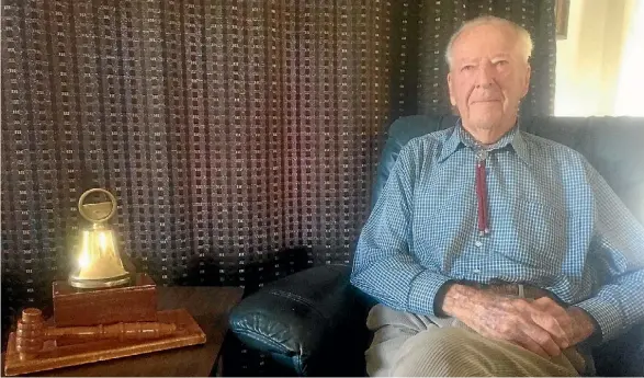  ?? PHOTO: TIM O’CONNELL/ FAIRFAX NZ ?? Patron and former president of the now-defunct Nelson City Luncheon Club Allan Carson with the club’s gavel and bell.