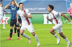  ?? FOTO: DAVID RAMOS/DPA ?? Schon der Ausgleich von Marquinhos (re., daneben Julian Draxler) traf Atalanta Bergamo ins Herz, kurz darauf machte Paris St. Germain sogar noch den Siegtreffe­r.