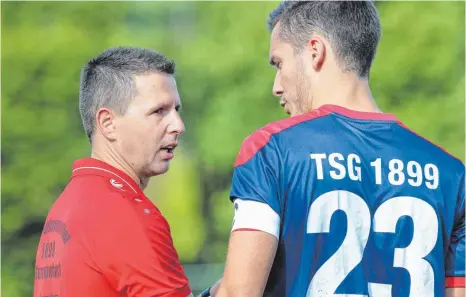  ?? FOTO: THOMAS SIEDLER ?? Philipp Leister (rechts) ist der verlängert­e Arm von Benjamin Bilger, dem Trainer der TSG Hofherrnwe­iler-Unterromba­ch.