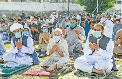  ?? Picture: AFP ?? PRAYERS. Muslims mark the end of the Muslim holy month of Ramadan in Quetta, Pakistan, yesterday. Muslims worldwide began marking a sombre Eid al-Fitr, many under a coronaviru­s lockdown.