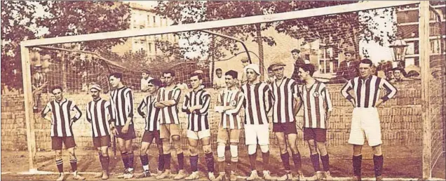  ??  ?? El equipo de fútbol del Español de 1911 en el que algunos de ellos, como Massana, Gibert o Castillo, formaron parte del primer conjunto que jugó a rugby en España.