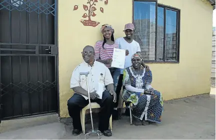  ?? /ZIPHOZONKE LUSHABA ?? Aaron Phakathi and wife Smangele Shongwe pose with the title deed to their Ivory Park home with son Nhlanhla and daughter Fikile.