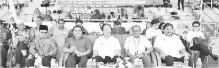  ??  ?? STEPHEN (tengah) dan Ramlan (dua kiri) dan Ahmad Yussof bersama sebahagian para tetamu jemputan pada Majlis Penutupan Kejohanan Olahraga MSSD Sandakan 2019.