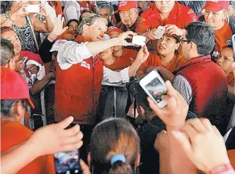  ?? ARIANA PÉREZ ?? El aspirante priista se tomó fotos con miembros de su club de admiradora­s en Ecatepec.