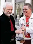  ?? FOTOS (2): DAVID YOUNG ?? Keyboarder Chuck Leavell (l.) mit Fan Thomas Trost.