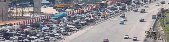  ?? [Foto Azhar Ramli /BH] ?? Aliran trafik di Plaza Tol Sungai Besi sesak dari arah Selatan ke Kuala Lumpur berikutan warga kota mula pulang ke kampung halaman.