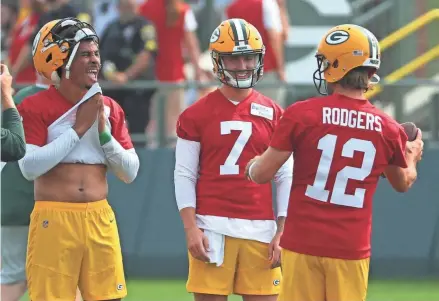  ?? MARK HOFFMAN/MILWAUKEE JOURNAL SENTINEL ?? Packers third-string quarterbac­k Kurt Benkert (7) has been able to pick Aaron Rodgers’ mind during meetings and practice.