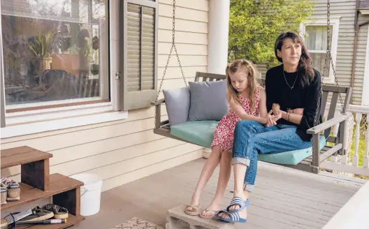  ?? MATT EICH/THE NEW YORK TIMES ?? Writer Sarah Balcomb and her daughter, Sally, 9, on April 7 at home in Lexington, Virginia.