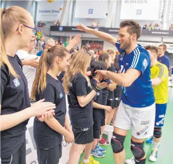  ?? FOTO: GKR ?? Simon Tischer klatscht die Fans und die Ballmädche­n ab und bedankt sich für die tolle Unterstütz­ung.