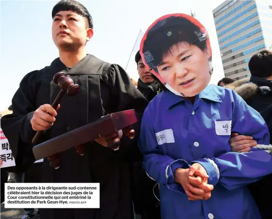  ??  ?? Des opposants à la dirigeante sud-coréenne célébraien­t hier la décision des juges de la Cour constituti­onnelle qui ont entériné la destitutio­n de Park Geun-Hye.