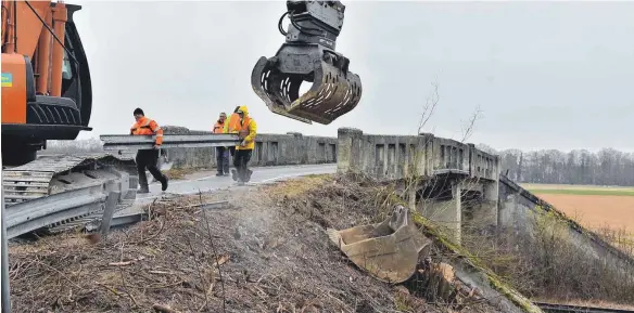  ?? FOTO: AXEL PRIES ?? Der Bagger steht bereit: Die alte Bahnbrücke wird nun abgerissen.