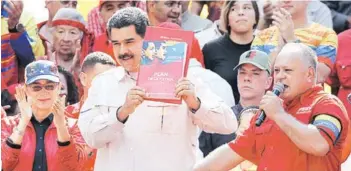  ??  ?? Maduro muestra su “Plan Patria” para la crisis, ayer en Caracas.