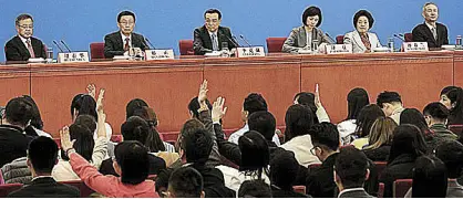  ?? XU JINGXING /CHINA DAILY ?? Premier Li Keqiang (center) and vice-premiers Han Zheng (second from left), Sun Chunlan (second from right), Hu Chunhua (left) and Liu He (right) attend a news conference after the conclusion of the first session of the 13th National People’s Congress...