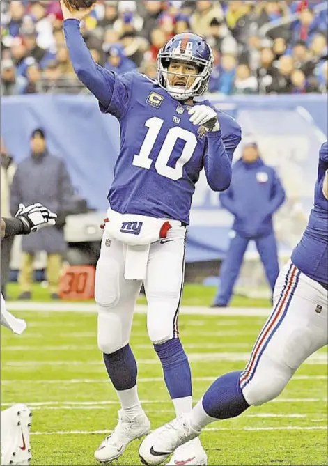  ?? Eli Manning throws a TD pass to Tavarres King on Sunday against the Eagles in one of his best performanc­es during an awful season. The Giants want him back, and Manning wants to return, so he’ll likely be Big Blue’s starter in 2018. ?? ANDREW SAVULICH/DAILY NEWS
