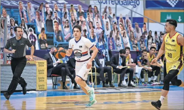  ??  ?? Rafa García, base del Monbus Obradoiro, sube el balón ante la mirada de Albert Pons, del MoraBanc Andorra, y los aficionado­s en cartón presentes en el Fontes do Sar esta temporada.