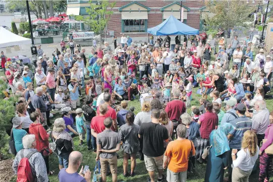  ?? PHOTOS COURTESY OF THE TOWN OF STE-ANNE-DE-BELLEVUE ?? A crowd gathered at Parc Lalonde near Ste-Anne-de-Bellevue’s waterfront last September for the release of monarch butterflie­s during the town’s annual family-friendly Naturellem­ent Sainte-Anne event. George Brossard, founder of the Montreal Insectariu­m...