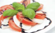  ?? FOTO: DPA ?? Auf Tomate und Mozzarella darf dunkler Balsamico- Essig nicht fehlen. Viel ausgeben müssen Verbrauche­r dafür nicht.