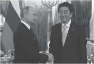  ??  ?? Le président russe Vladimir Poutine (g) accueillan­t au Kremlin, à Moscou le Premier ministre japonais Shinzo Abe, avant-hier.