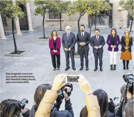 ?? ?? Pere Aragonès (en el centro), junto a los miembros del Consell de Diàleg Social, ayer en la Generalita­t.