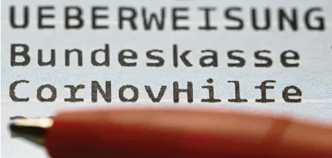  ?? Foto: Robert Michael, dpa ?? Die Auszahlung der Corona‰Hilfen an Unternehme­n wurde zeitweise gestoppt, um Trickserei­en bei der Antragstel­lung zu verhindern.