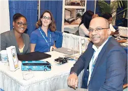  ??  ?? Tropical Tours’ Maria Fray (left) and Sophie Chauvea share lens time with the Jamaica Tourist Board’s Gregory Shervingto­n.