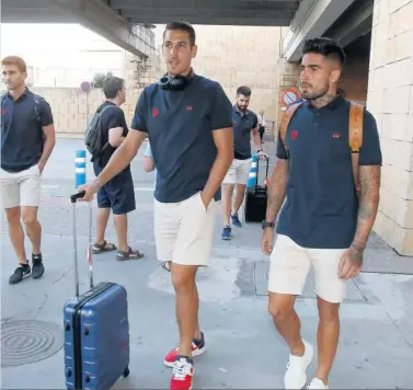  ??  ?? REGRESO. Álex Alegría, con una maleta, tras aterrizar ayer en Sevilla para jugar hoy ante el Betis.