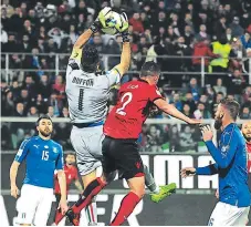  ??  ?? TRIUNFO. Gianluigi Buffon detiene el balón ante el acoso del defensa de Albania Andi Lila at Renzo Barbera