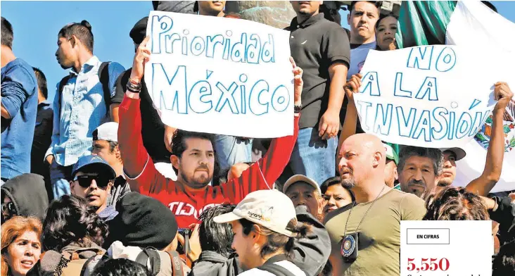  ?? JORGE CARBALLO ?? Los opositores a los indocument­ados se reunieron en la glorieta a Cuauhtémoc.