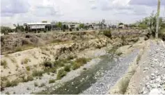  ??  ?? Sin arreglo. Las obras para aminorar riesgos por el cauce del arroyo Ceballos no se han concluido; los 43 mdp que se pagaron en 2014, se los llevó el agua.