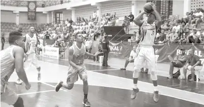  ?? CORTESÍA HURACANES ?? Maurice Carter, Nacional. de los Huracanes, se eleva en busca de encestar un canasto en el partido de anoche frente a los Titanes del Distrito