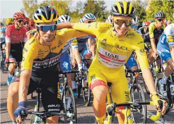  ?? FOTO: CHRISTOPHE ENA/DPA ?? Landsleute, Freunde, Sieger und Besiegter: Tadej Pogacar (re.) umarmt Primoz Roglic am Start der letzten Etappe der 107. Tour de France.