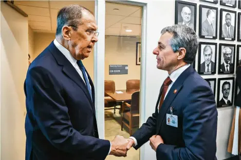  ?? (NEW YORK, 23 JANVIER 2024/KEYSTONE/TASS/RUSSIAN FOREIGN MINISTRY PRESS) ?? Le ministre russe des Affaires étrangères Sergueï Lavrov, à gauche, et le conseiller fédéral Ignazio Cassis se serrent la main à l’occasion d’une réunion au siège des Nations unies.