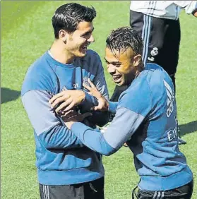  ?? FOTO: SIRVENT ?? Mariano, bromeando con Morata. El ariete merengue se aleja del Espanyol